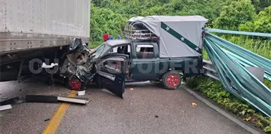Se incrusta camioneta de pasaje ejidal en tr&aacute;iler