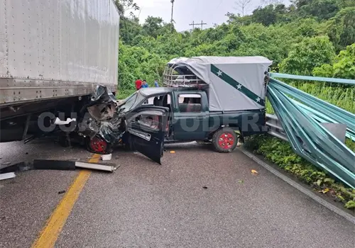 Se incrusta camioneta de pasaje ejidal en tr&aacute;iler