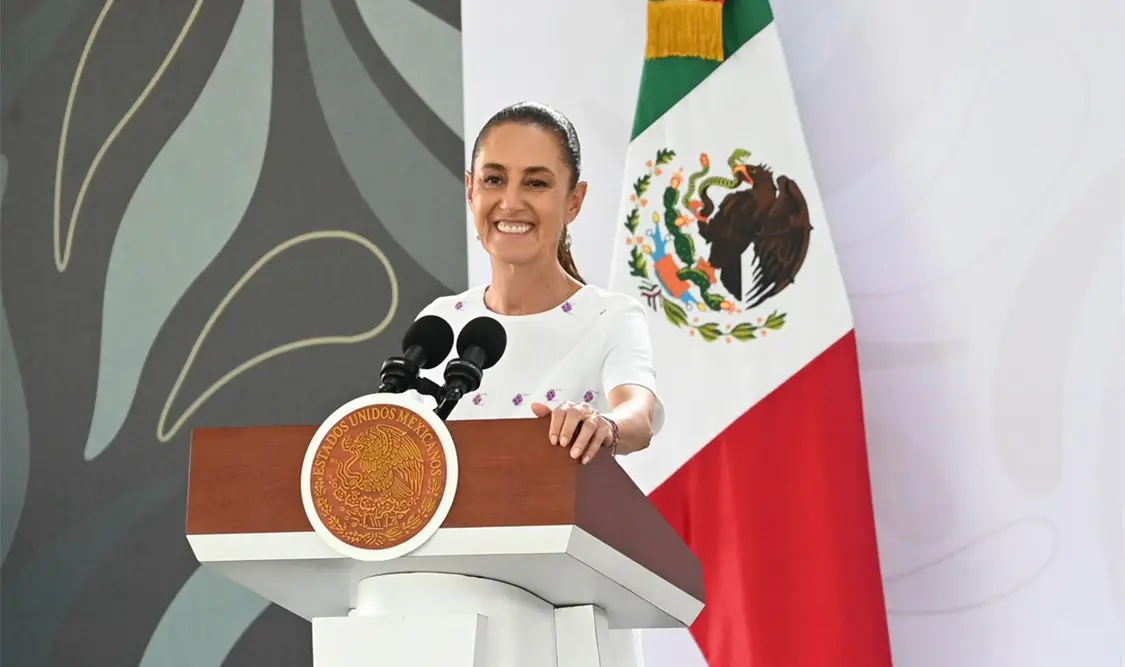 Presidenta entrega Beca Rita Cetina para uniformes y útiles; beneficiará a más de 9 millones de estudiantes en el país. Cortesía