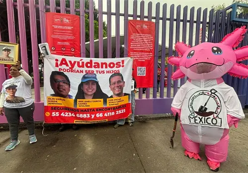 Protestan durante exhibici&oacute;n del trofeo mundialista