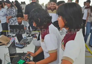 Estudiantes de Chiapas crean robots en torneo Estudiantes de Chiapas crean robots en torneo