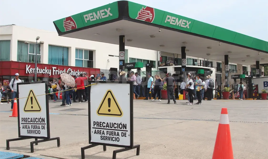 La liberación de combustible provocó largas filas de vehículos. Carlos López / CP