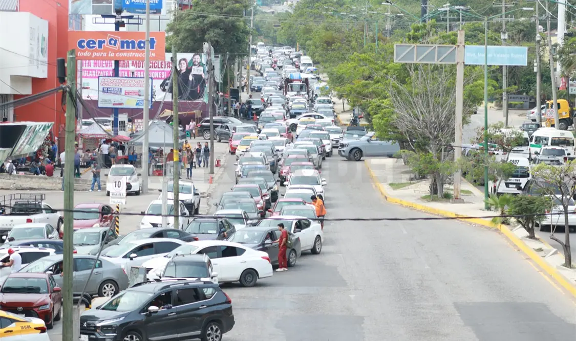 Largas filas y gran congestionamiento vehicular se formó en cada gasolinera tomada. Samuel Meneses / CP