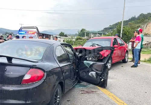 Colisionan de frente en tramo carretero