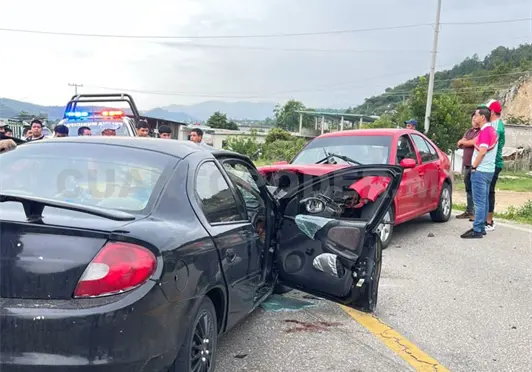 Colisionan de frente en tramo carretero