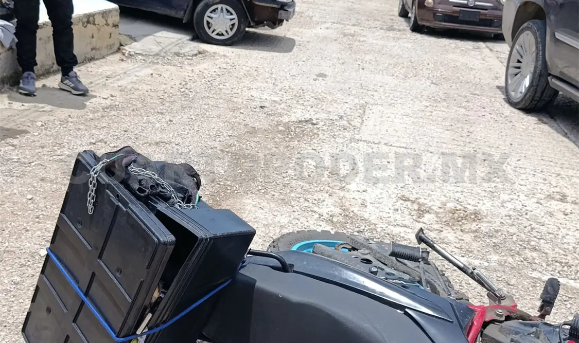 El conductor del Tsuru sacó demás la parte frontal, lo que hizo que la motocicleta colisionara. Juan Orel / CP