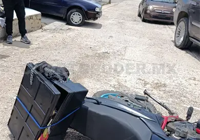 Choca cuando apenas salía de su vivienda Choca cuando apenas salía de su vivienda