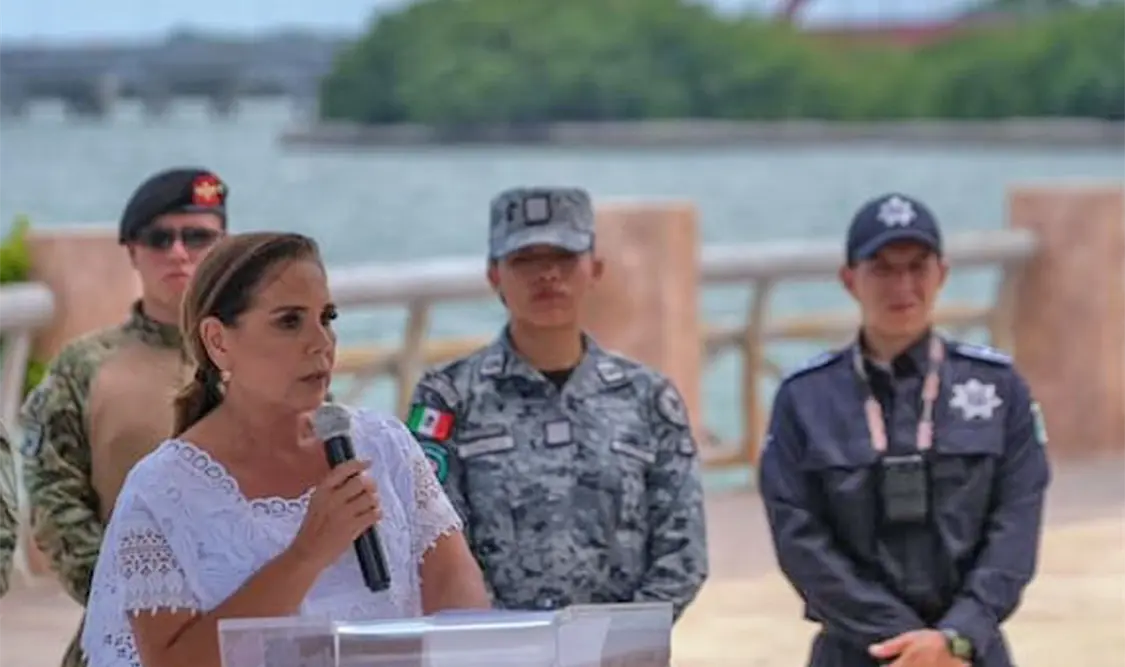 Mara Lezama dando el banderazo. Cortesía