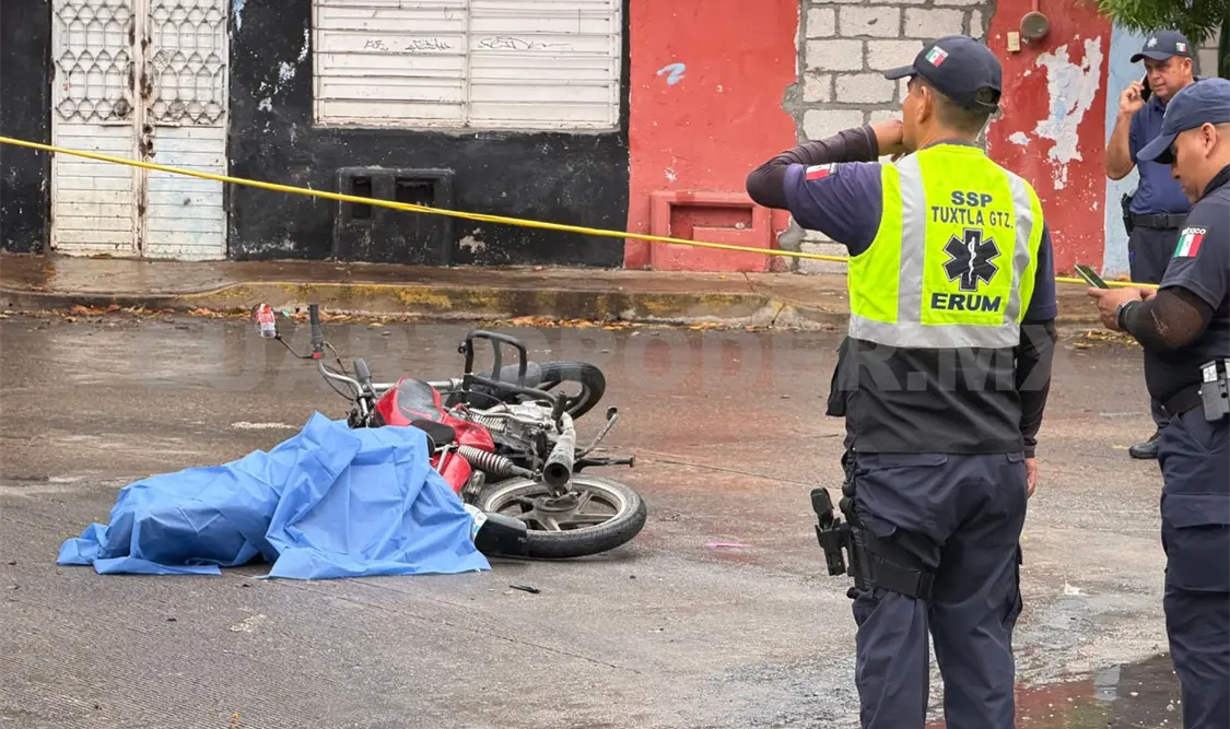 La pareja viajaba a bordo de una motocicleta; uno de ellos falleció en el sitio. Ulises Villalobos / CP