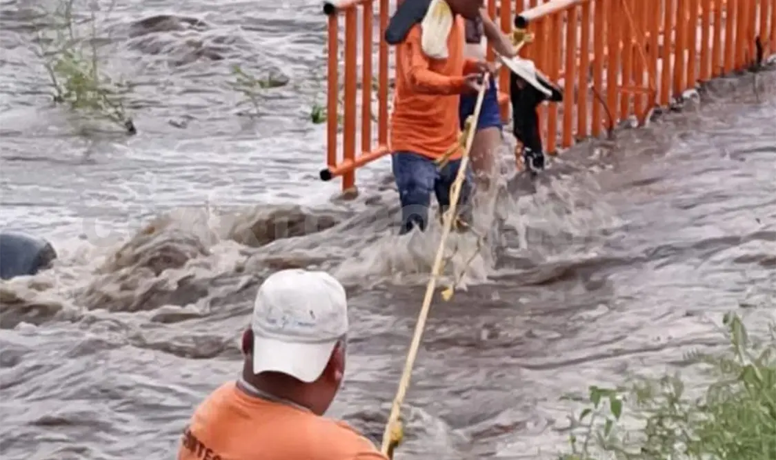 Realizaron las maniobras necesarias para rescatar a los afectados que quedaron atrapados por la creciente repentina del río Pijijiapan. CP