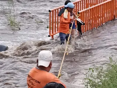 Rescatan a atrapados en creciente de río Rescatan a atrapados en creciente de río