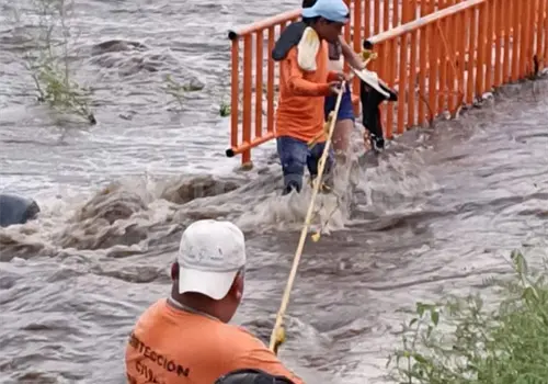 Rescatan a atrapados en creciente de río Rescatan a atrapados en creciente de río