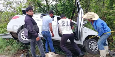 Se lesiona al salirse auto del camino Se lesiona al salirse auto del camino