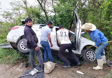 Se lesiona al salirse auto del camino Se lesiona al salirse auto del camino