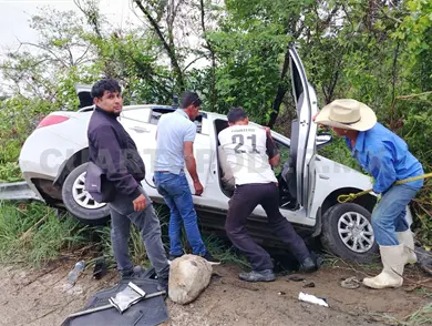 Se lesiona al salirse auto del camino