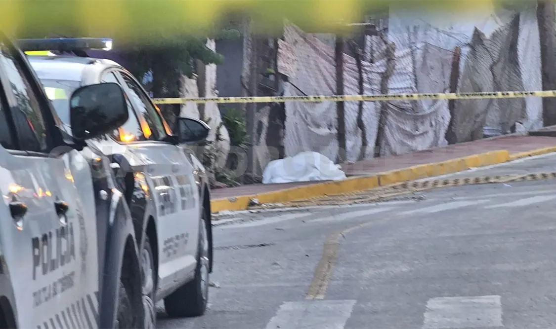 Recibió, por lo menos, tres impactos de bala y se desplomó sobre la banqueta. Ulises Villalobos / CP