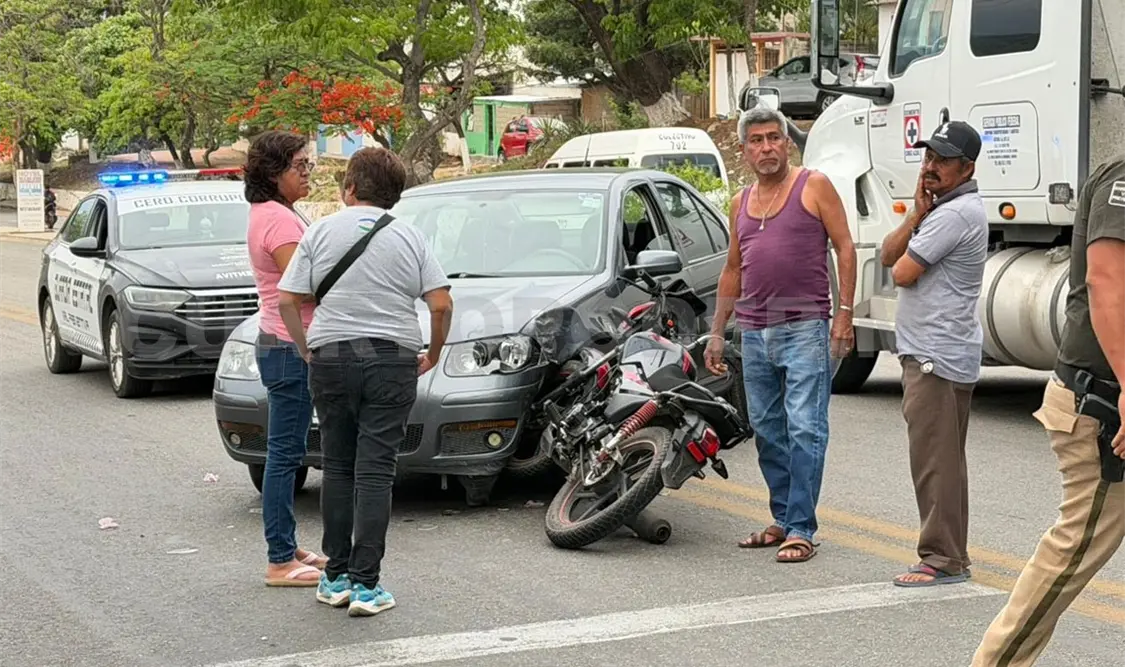 La motocicleta terminó incrustada en el Jetta, entre el guardafango y una llanta. Osman Toledo / CP