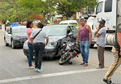 Moto se incrusta en un automóvil sedán Moto se incrusta en un automóvil sedán