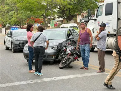 Moto se incrusta en un autom&oacute;vil sed&aacute;n