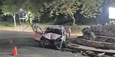 Abandonan auto tras chocar en un poste Abandonan auto tras chocar en un poste