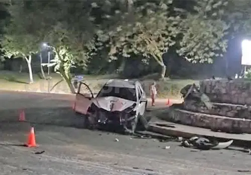 Abandonan auto tras chocar en un poste Abandonan auto tras chocar en un poste