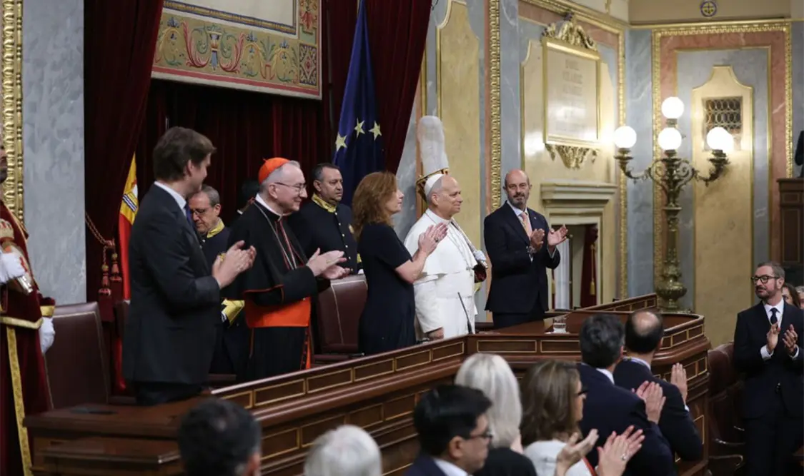 Las Cortes Generales, de pie, aplaudieron durante siete minutos el discurso de León XIV en el Congreso. Cortesía