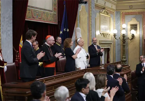 Le&oacute;n XIV ovacionado en Parlamento