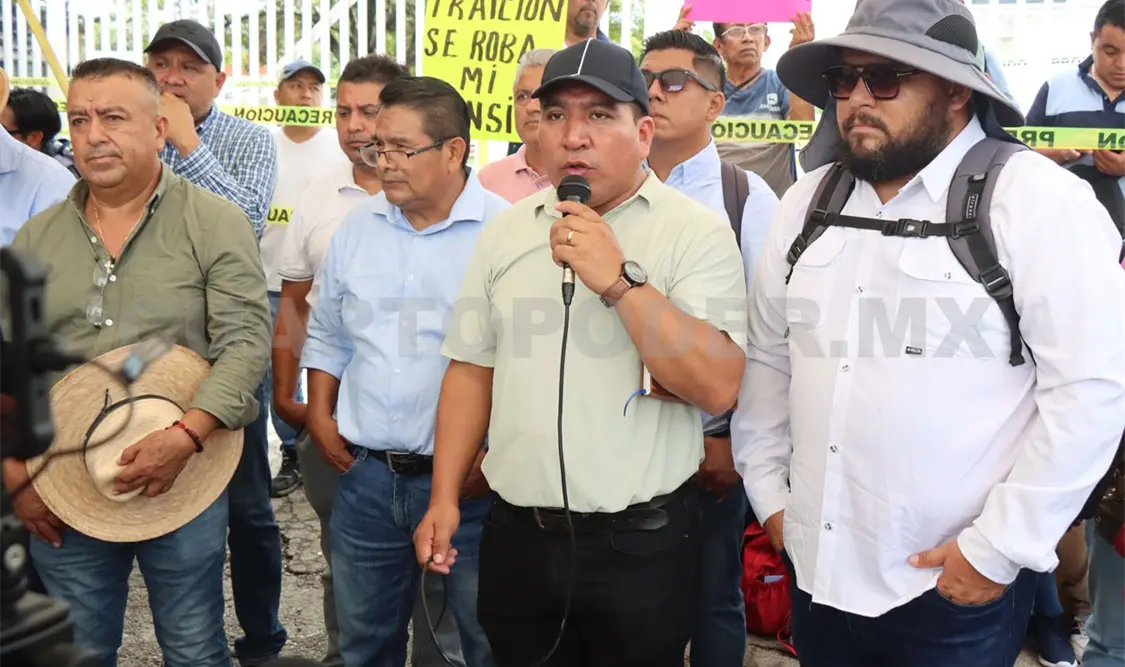 El magisterio colocó bloqueos perimetrales y estacionó vehículos y tráileres sobre la carretera. Diego Pérez / CP