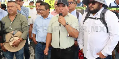 Secci&oacute;n 7 bloquea planta de Pemex