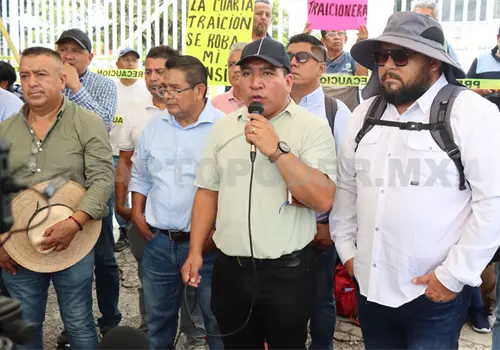 Secci&oacute;n 7 bloquea planta de Pemex
