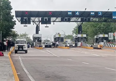 Realiza magisterio "boteo" en caseta de cobro