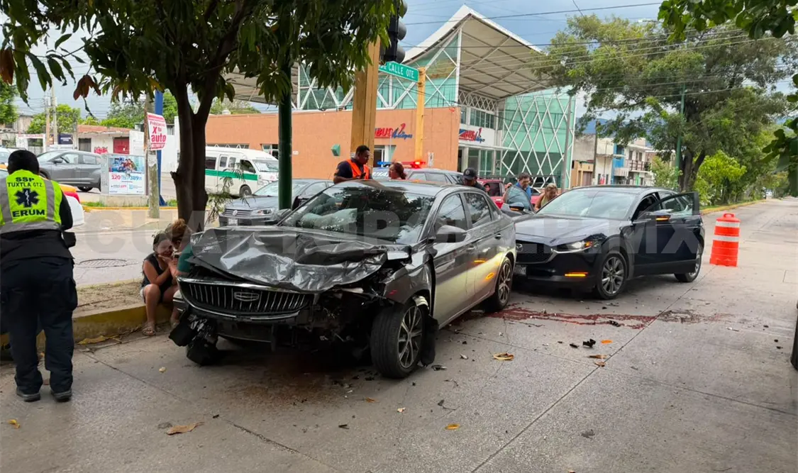 Uno de los involucrados no respetó el alto que marcaba el semáforo. Ulises Villalobos / CP