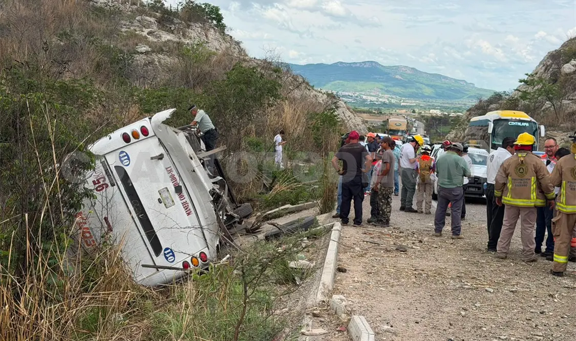 Las corporaciones de rescate acudieron al kilómetro 10 para atender la emergencia. Ulises Villalobos / CP