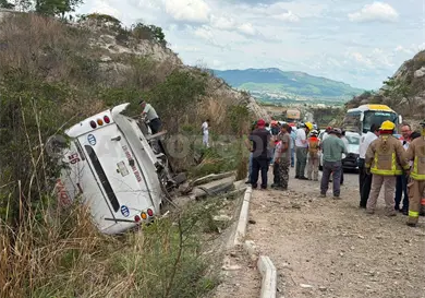 Se accidenta autobús; hay 25 heridos Se accidenta autobús; hay 25 heridos