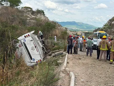 Se accidenta autobús; hay 25 heridos Se accidenta autobús; hay 25 heridos