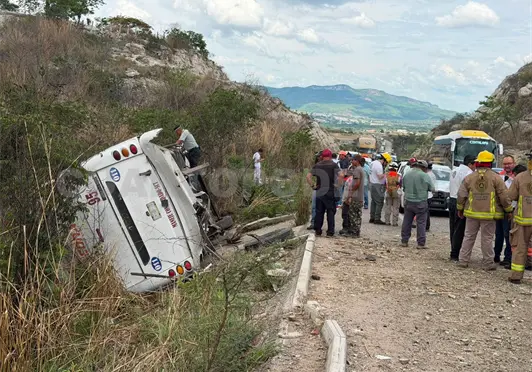 Se accidenta autob&uacute;s; hay 25 heridos