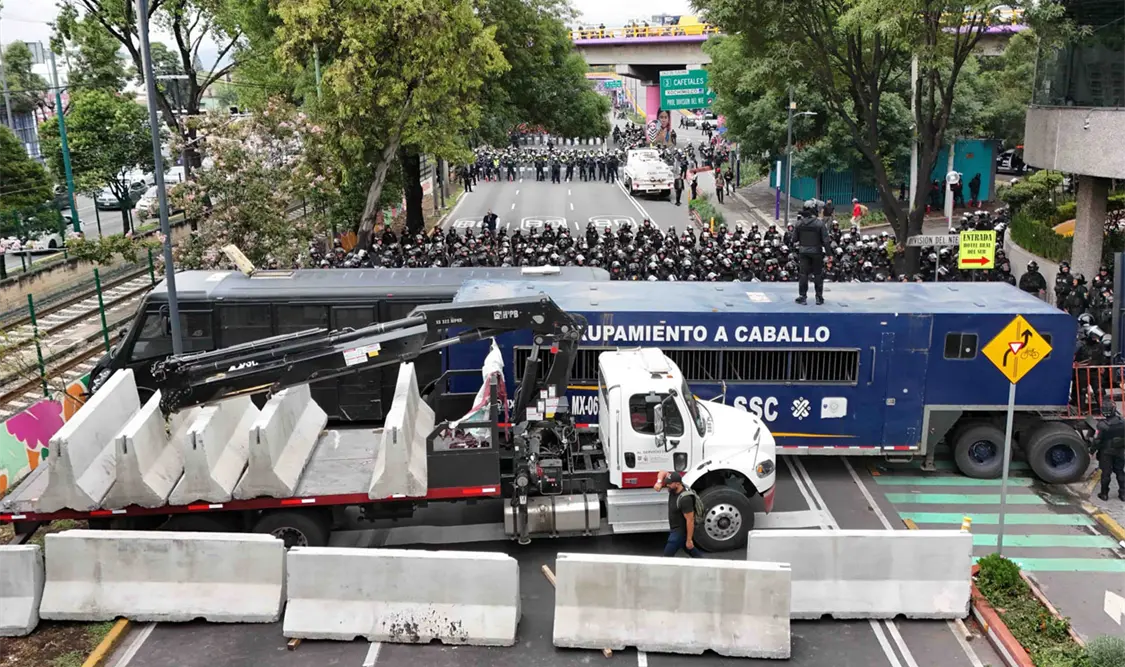 Detrás de los camiones y vallas prefabricadas de concreto, los integrantes de la CNTE no pudieron pasar al Estadio Ciudad de México. El Universal