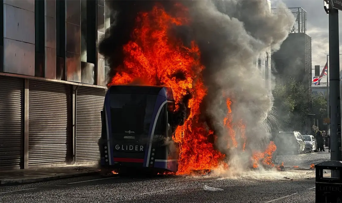 Manifestantes toman las calles tras ataque con cuchillo