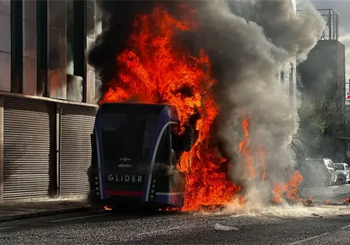 Manifestantes toman las calles tras ataque con cuchillo Manifestantes toman las calles tras ataque con cuchillo