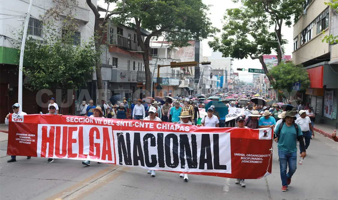 El magisterio mantiene plantón en el zócalo y en planta de Pemex en Tuxtla. Samuel Meneses / CP