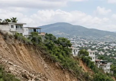 Población habita en zonas susceptibles a derrumbes Población habita en zonas susceptibles a derrumbes