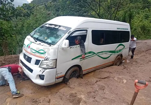 Registran afectaciones en tramo carretero