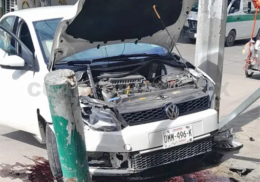 Se estrella contra poste y bolardo Se estrella contra poste y bolardo