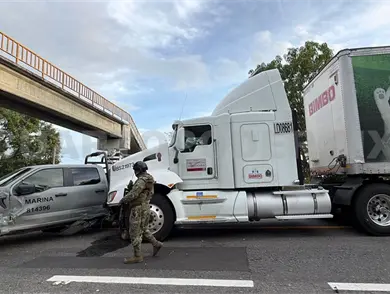 Tráiler embiste a camioneta Tráiler embiste a camioneta