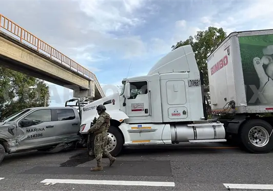 Tráiler embiste a camioneta Tráiler embiste a camioneta