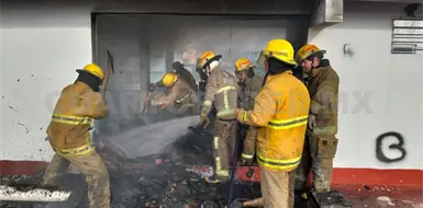 Posible corto causa incendio en carnicería Posible corto causa incendio en carnicería