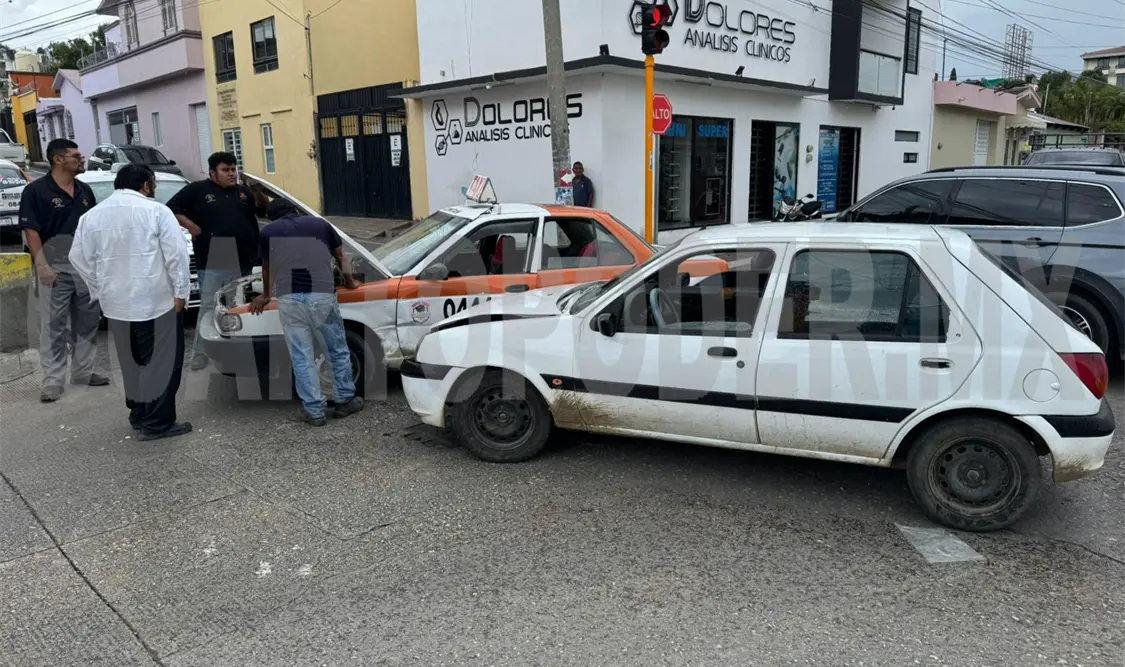 Auto particular se pasa la preferencia y choca
