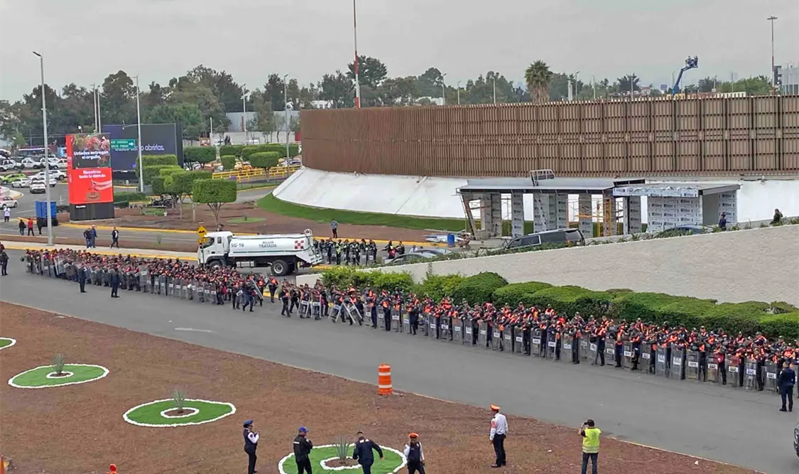 La terminal 2 del AICM se mantiene custodiada por policías capitalinos. El Universal