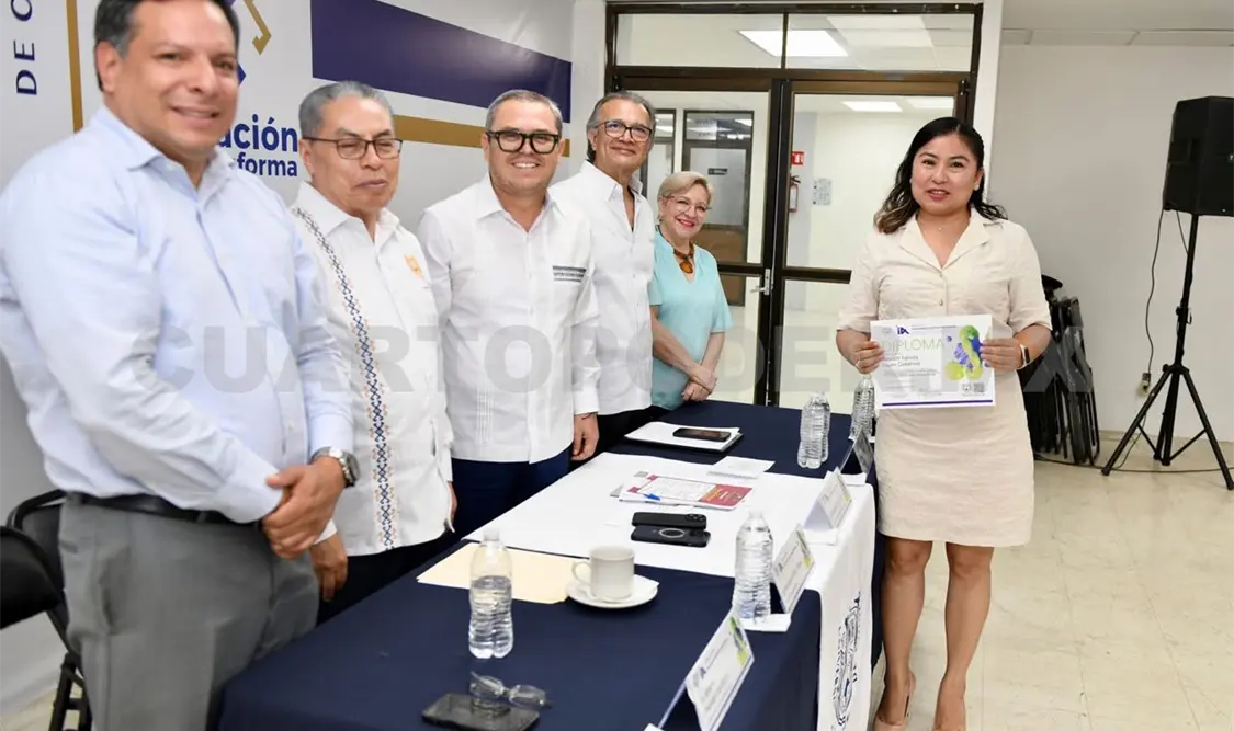 El rector Oswaldo Chacón Rojas encabezó la ceremonia de entrega de diplomas. CP