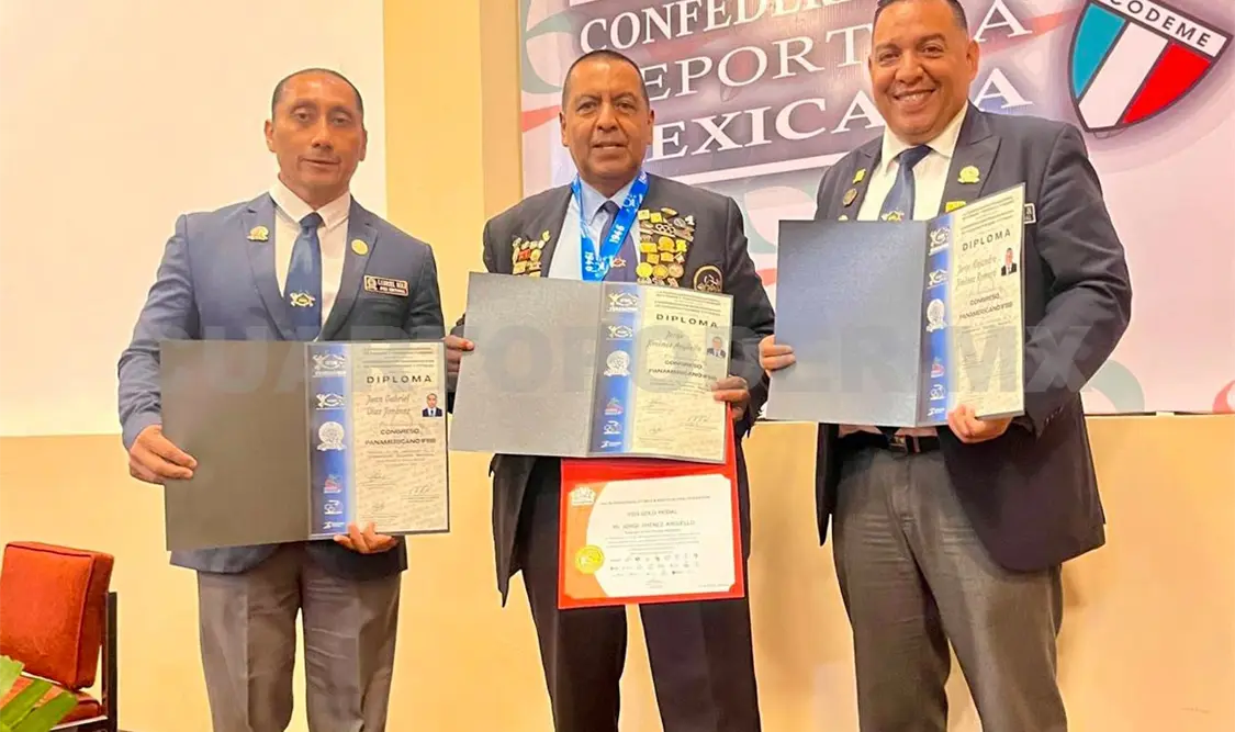 Jiménez Argüello con su medalla y su reconocimiento, junto a Francisco Cabezas. Cortesía